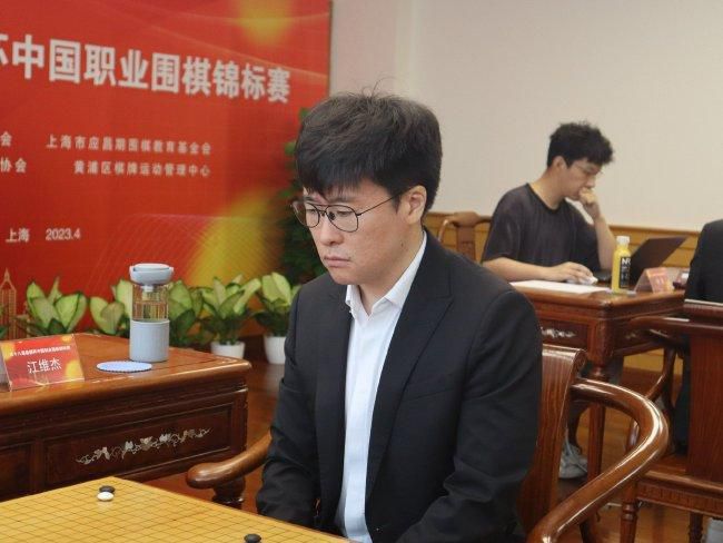 第76分钟，姆贝莫下底传中，莫派抢点头球被津琴科门线解围。